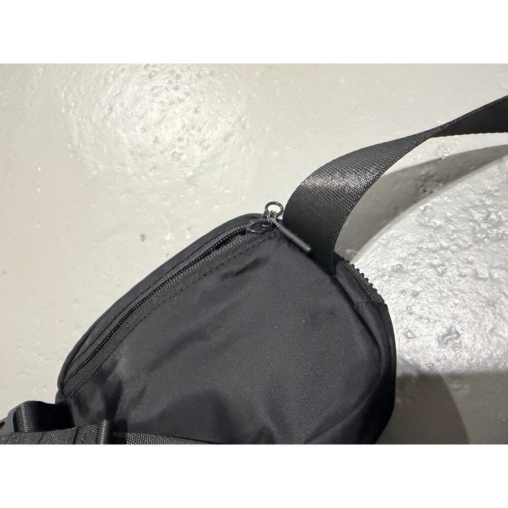 Lululemon Everywhere Belt Bag, specifically the 1L model in black - Picture 2 of 4